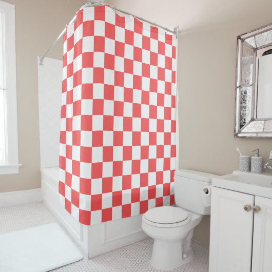 Classic coral red checkerboard douchegordijn (In situ)