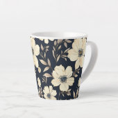Classic Cream Flowers On Dark Navy Blue Background Latte Mok (Rechterhoek)
