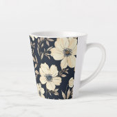 Classic Cream Flowers On Dark Navy Blue Background Latte Mok (Rechts)