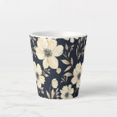Classic Cream Flowers On Dark Navy Blue Background Latte Mok (Voorkant)