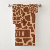 Classic Custom Name Giraffe Animal Print Pattern Bad Handdoek (Insitu)