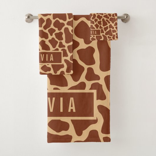 Classic Custom Name Giraffe Animal Print Pattern Bad Handdoek (Insitu)