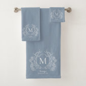 Classic Dusty Blue Floral Crest Monogram Bad Handdoek (Insitu)