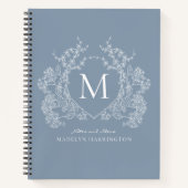 Classic Dusty Blue Floral Crest Monogram Journal Notitieboek (Voorkant)