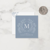 Classic Dusty Blue Floral Crest Monogram Notitiekaartje (Voorkant / Achterkant in situ)