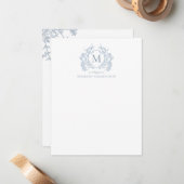 Classic Dusty Blue Floral  Crest Monogram Notitiekaartje (Voorkant / Achterkant in situ)