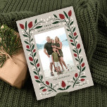 Classic Elegant Floral Lijst Kerstfoto Feestdagenkaart<br><div class="desc">Deze prachtige vakantiefotokaart roept alle gezellige kerstgevoelens op, met een handgetekend bloemig lijst in traditionele kerstkleuren van diepgroen, bordeaux rood en ivoor over een achtergrond van aangepaste kleuren (in zandbeige). De achterkant van de kaart bevat meer tekst sjablonen voor een gepersonaliseerd bericht, en de achtergrondkleur (weergegeven in bijpassende diepgroen) kan...</div>