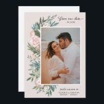 Classic Elegant Painted Floral 2 Foto | Blush Save The Date<br><div class="desc">Deze prachtige Save the Date-fotokaarten hebben een bloeiend geverfd bloemige vormgeving in wit, wazig roze, perzikkleurig, blauw en groen. De achtergrondkleur kan aan om het even welke kleur worden aangepast u (op zowel de rug als de voorzijde) zou houden van. De sjablonen van de tekst zijn inbegrepen op de rug...</div>