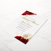 Classic Elegant Red Rose Vrijgezellenfeest Golden Folie Uitnodiging (Gedraaid)