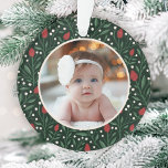 Classic Floral Lijst Baby's First Christmas Ornament<br><div class="desc">Dit prachtige ornament van de eerste kerstvakantie van Baby heeft een handgetekend bloemmotief en groen in klassieke, traditionele kerstkleuren van rood, groen en ivoor op een donkergroene achtergrond. Met een klein ivoorkleurig lijst valt je foto op tegen de achtergrond. De achterkant bevat tekst sjablonen voor eenvoudige personalisatie. Perfect voor je...</div>