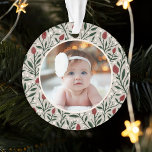 Classic Floral Lijst Baby's First Christmas Ornament<br><div class="desc">Dit prachtige Baby's First Christmas Holiday Photo ornament heeft een met de hand getekend bloemmotief en groen in klassieke, traditionele kerstkleuren van diepgroen, bordeaux rood en ivoor over een aangepaste kleurenachtergrond (in licht zand beige). Met een klein ivoorkleurig lijst valt je foto op tegen de achtergrond. De achterkant bevat tekst...</div>