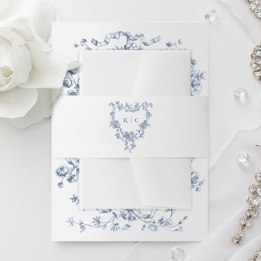 Classic French Blue Flowers Monogram Crest Uitnodigingen Wikkel