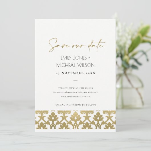 CLASSIC GOLD DAMASK FLORAL PATTERN BEWAREN DE DATU SAVE THE DATE (Staand voorkant)