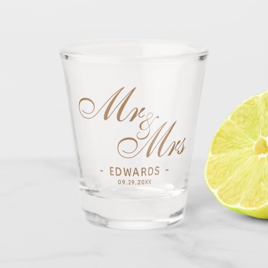 Classic Gold Script Mr. en Mrs Wedding Souvenir Shot Glas (Voorkant)
