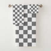 Classic grey checkerboard bad handdoek (Insitu)