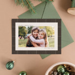 Classic houndstooth lijst preppy één foto bruin feestdagenkaart<br><div class="desc">Een teruggooibruin houndstoothpatroon lijsten één enkele horizontale foto op deze klassieke vakantiekaart. Het eenvoudige type staat ruimte voor een douanegroet toe ("Kerst van de Verdienste" kan in "Prettige feestdagen"of om het even wat worden veranderd u zou willen), familienaam en jaar. De rug kenmerkt een coördinerend gecontroleerd sound-othpatroon. Deze familiefootkaart is...</div>
