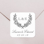 Classic Laurel Wedding Initiaal Monogram Vierkante Sticker<br><div class="desc">Op maat ontworpen bruiloft logo stickers en labels met klassieke stijl lauwerkrans monogram ontwerp met initiaal van het paar,  naam en trouwdatum.</div>