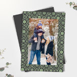 Classic Merry Christmas One Photo Snowflake Feestdagenkaart<br><div class="desc">Dit ontwerp is voorzien van een vrolijk kerstfeest,  een foto-wenskaart,  met een klassieke sneeuwvlok,  groen,   minimalistisch,  een eenvoudig winterpatroon en een Scandinavisch patroon,  voor een minimale,  ,  vakantie-fotokaart</div>