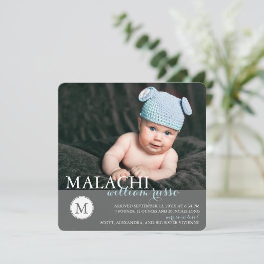 Classic Monogram Baby Boy Aankondiging (Staand voorkant)