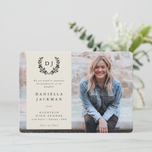 Classic Monogram Laurel WreatAfstuderen Foto Aankondiging (Staand voorkant)