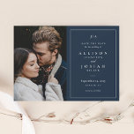 Classic Monogram Navy Blue Wedding Foto Save The Date<br><div class="desc">Dit klassieke Monogram Band van de Foto sparen de Kaart van de Datum kenmerkt elegant type en een eenvoudige grens met een verticale foto. Alle elementen zijn bewerkbaar,  lettertype,  foto- en achtergrondkleur. Klik de Edit knoop om dit ontwerp aan te passen.</div>