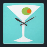 Classic Movie Martini Wall klok<br><div class="desc">Deze Classic Movie Martini Wall Clock heeft een turquoise achtergrond en het witte silhouet van een martini glas. Binnen in het glas is een glorieuze groene olijf met een oranje pimento. Dit is een leuke wandklok voor iedereen die wil dat ze een personage waren in een klassieke film. Schudden niet...</div>