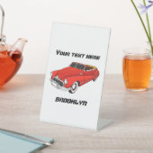 Classic red 1948 automobile reclamebord met voetstuk (Insitu)
