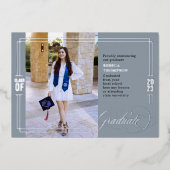 Classic Script Afstuderen blauw en zilver Folie Uitnodiging (Voorkant)