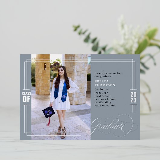 Classic Script Afstuderen blauw en zilver Folie Uitnodiging (Staand Voorkant)