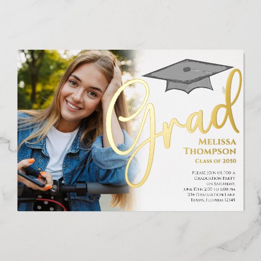 Classic Script Afstuderen Photo Template Gold Folie Uitnodiging (Voorkant)