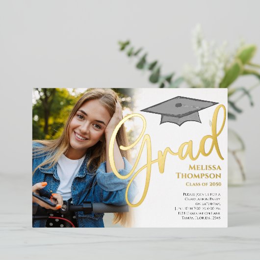 Classic Script Afstuderen Photo Template Gold Folie Uitnodiging (Staand Voorkant)