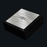 Classic Silver 25th Wedding Jubileum Gift Box Cadeaudoosje<br><div class="desc">Een Digitalbcon-Afbeeldingen ontwerp met een satin zilver kleur en een klassiek ontwerpthema met een verscheidenheid van aangepaste afbeeldingen, vormen, patronen, stijlen en lettertypen in deze one-of-a-achtige "Classic Silver 25th Wedding Jubileum" Gift Box. Dit elegante en aantrekkelijke ontwerp is compleet met aanpasbare tekstletters die bij uw eigen speciale gelegenheid passen. VOLTOOID...</div>