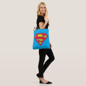Classic Supergirl Logo met blauwe omtrek Tote Bag (Op model)