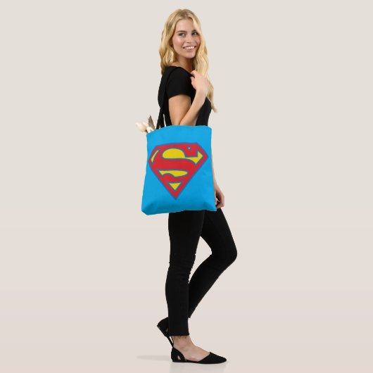 Classic Supergirl Logo met blauwe omtrek Tote Bag (Op model)