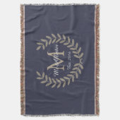 Classic Taupe Laurels Monogram + familienaam Deken (Voorkant Verticaal)