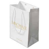 Classic White en Gold Personalized Groomsman Medium Cadeauzakje (Voorkant Gekanteld)