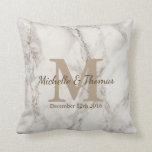 Classic White Marble Taupe Monogram Weduwdatum Kussen<br><div class="desc">De mooie,  klastige en verfijnde witte marmerdruk werpen kussen met een monogram van de taupe,  de namen van het paar in manuscript,  en hun trouwdatum op de voorzijde. De achterkant van de kussen heeft een monogram brief en de familienaam in manuscript.</div>