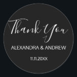 Classic Zwart & Wit Script bruiloft DANK U Ronde Sticker<br><div class="desc">Voeg deze prachtige kleine ronde envelop sticker zegels DANK U aan uw bruiloft dank u enveloppen of een ander item zoals geschenken of gunsten. Mooie moderne maar elegante witte script kalligrafie letters ontwerp. De achtergrondkleur kan gemakkelijk worden veranderd om uw kleurtinten aan te passen. U zult zeker indruk maken op...</div>