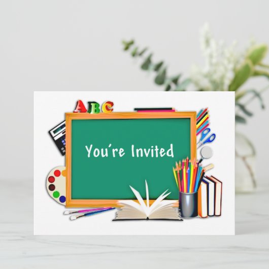 Classroom-benodigdheden, boeken, alkboard uitgenod kaart (Staand voorkant)