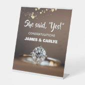 Classy, aangepast Verloving Congrats Reclamebord Met Voetstuk (Voorkant)