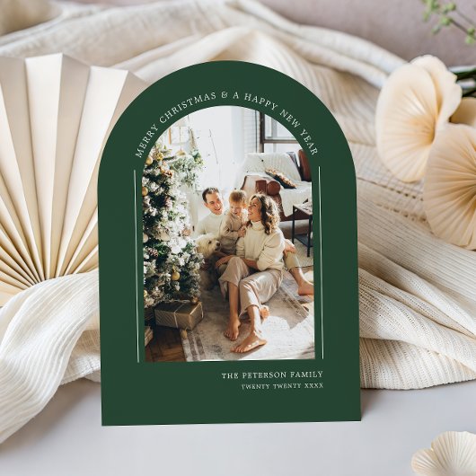 Classy Arched Green Modern Christmas Family Photo Feestdagenkaart