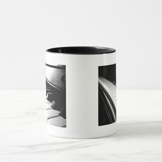 Classy Black & White Piano Photography Mok (Midden)