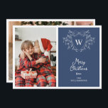 Classy blauw & wit classy crest 2 foto's feestdagenkaart<br><div class="desc">Verspreid kerstvreugde met dit stijlvolle en moderne wenskaart met een witte lijn kunst maretak ontwerp omlijsten van een klassieke kam gemakkelijk aanpasbaar met uw initialen over een klassieke blauwe achtergrond. Voeg een van uw favoriete familieportretten toe aan de linkerkant van deze vakantiepas en een tweede aan de achterkant.</div>