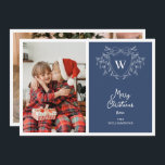 Classy blauw & wit classy crest 2 foto's feestdagenkaart<br><div class="desc">Verspreid kerstvreugde met dit stijlvolle en moderne wenskaart met een witte lijn kunst maretak ontwerp omlijsten van een klassieke kam gemakkelijk aanpasbaar met uw initialen over een klassieke blauwe achtergrond. Voeg een van uw favoriete familieportretten toe aan de linkerkant van deze vakantiepas en een tweede aan de achterkant.</div>