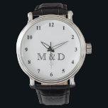 Classy bruiloft horloges met aangepaste monogram<br><div class="desc">Classy bruiloft horloges met aangepaste monogram. Leuk cadeau idee voor bruid en bruidegom / pas getrouwde koppels. Klassiek bord nummer ontwerp.  initialen. Vintage Leren bandje.</div>