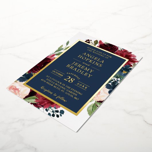 Classy Burgundy Red Navy Blue Floral Wedding Real Folie Uitnodiging (Gedraaid)