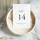 Classy Chic Minimalist Weddengement Table Number Kaart<br><div class="desc">Dit klastige kleine minimalistische trouwlijstnummer is perfect voor een rustige bruiloft. Het eenvoudige en elegante ontwerp kenmerkt klassieke en fancy manuscripttypografie in zwart-wit. Dit is een dubbelzijdig tabelnummer. Voeg elk tabelnummer toe dat u aan uw karretje afzonderlijk nodig hebt.</div>