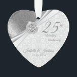 Classy Damask - 25th Silver Wedding Jubileum Ornament<br><div class="desc">25th Wedding 💕 Jubileum Keepomwille Design Ornament. Dit mooie ornament wordt een hit met dat speciale paar of die persoon of personen. Het zou ook goed werken voor alle andere evenementen, zoals een verloving, bruiloft, verjaardag, afstuderen, pensionering, enz. door de formulering gewoon te wijzigen. Een modern design dat je kunt...</div>