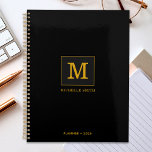 Classy Elegant Black Gold Monogram Naam Planner<br><div class="desc">Pas de tekst aan en creëer eenvoudig uw gepersonaliseerde planner. Klik op ONTWERP BEWERKEN om de achtergrondkleur of tekstkleur te wijzigen. U kunt dit ONTWERP OVERBRENGEN naar andere Zazzle-producten en aanpassen aan de meeste Zazzle-items. Standaard Studio-design zijn gemaakt in hoge-resolutieafbeeldingen voor professionele afdrukken. Bedankt voor het kiezen van onze design...</div>