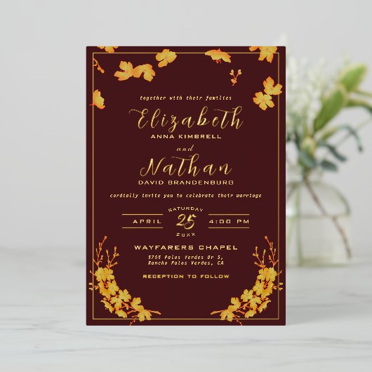 Classy Elegant Burgundy Gold Floral Wedding Folie Uitnodiging (Staand Voorkant)
